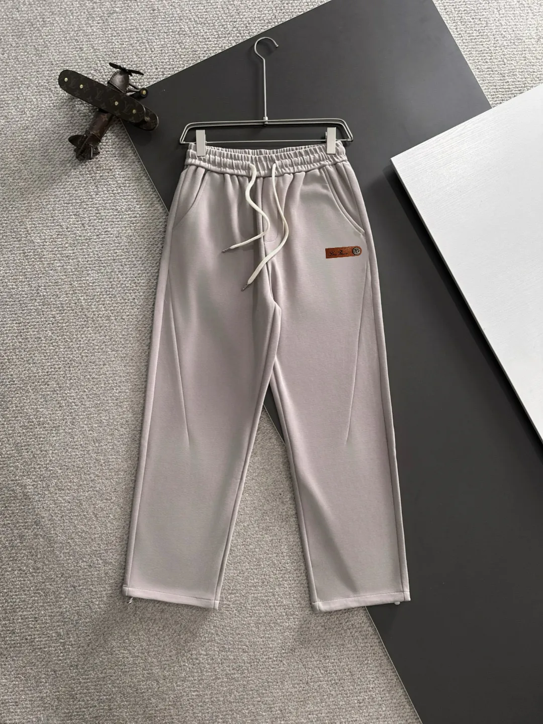 , LP (top version, differentiated currency) autumn and winter show style Slim-fitting simple letter Logo sweatpants Thickened casual elastic pants compatible with all body types Black and White drawstring design on the waist elastic band Customized drawstring pockets with diagonal pocket design on both sides There is also a small pocket on the back (complete with three standards) Color: Black Paris Gray Light Gray Dark Gray Size 29-36